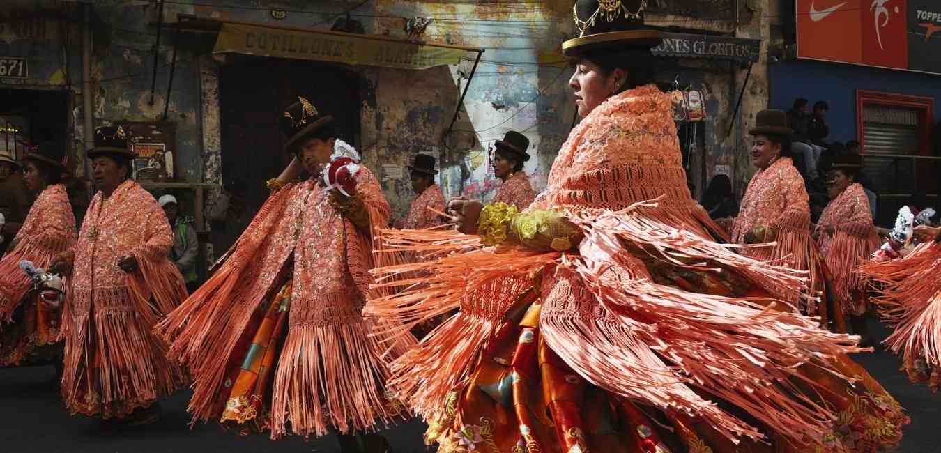 Cholitas boliviennes en pleine danse traditionnelle